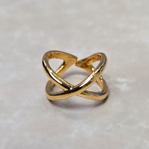 Fashione Gold Tone Simple Ring Size 6 - Picture 12 of 14